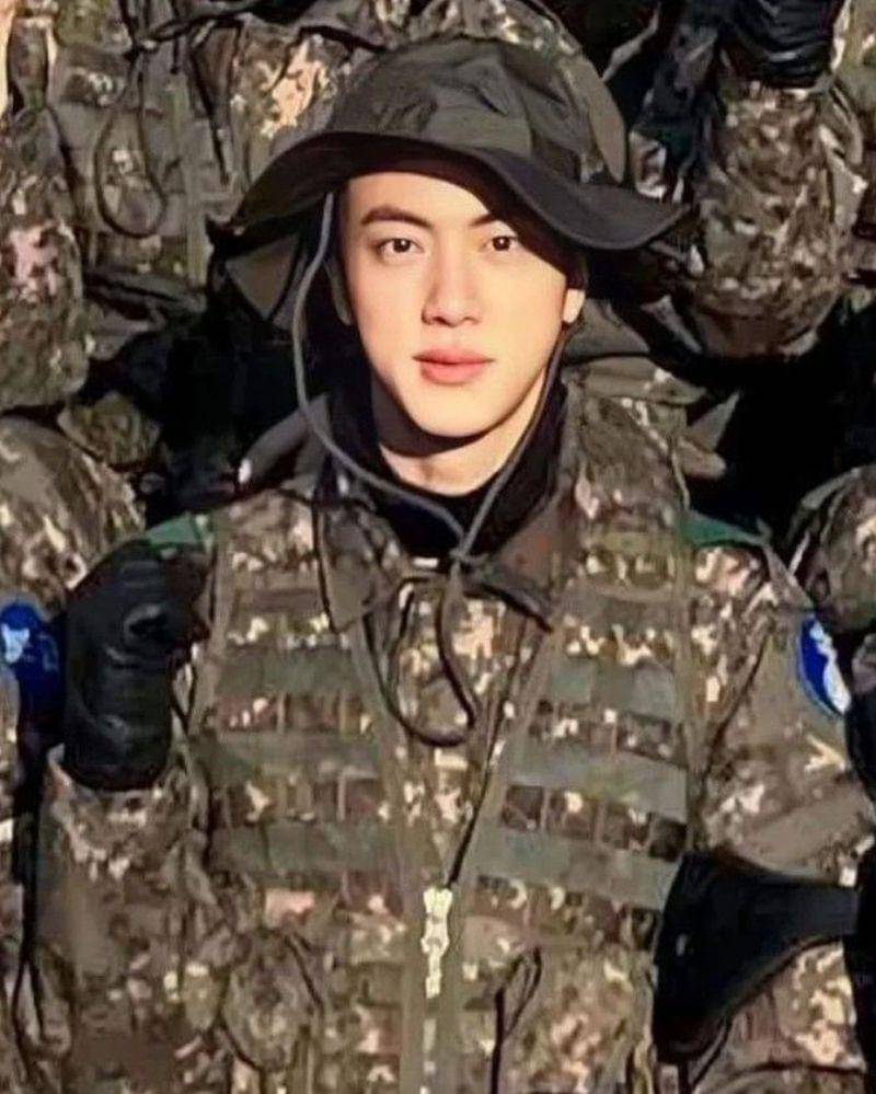 Pinterest/Panyoon 💜